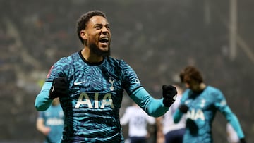 Arnaut Danjuma, jugador del Tottenham, celebra su primer gol.