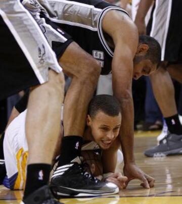 San Antonio Spurs contra Golden State Warriors durante el partido de la Conferencia Oeste de semifinales de la serie de playoffs de la NBA en Oakland.