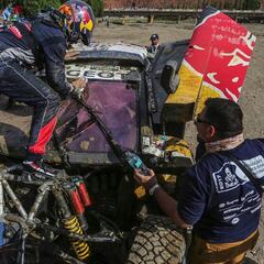 Sainz cae en un barranco de 15 metros y se deja el Dakar
