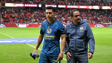 Ramon Juarez and Andre Soares Jardine head coach of America during the 17th round match between Toluca and America as part of the Liga BBVA MX, Torneo Apertura 2024 at Nemesio Diez Stadium on November 09, 2024 in Toluca, Estado de Mexico, Mexico.