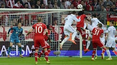 Sergio Ramos marca el primer gol de la victoria (0-4) del Real Madrid ante el Bayern Múnich en el partido de vuelta de semifinales de la Champions disputado el 29 de abril de 2014.