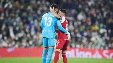 Iago Aspas se abraza a Rui Silva, que en los &uacute;ltimos d&iacute;as sufri&oacute; la muerte de su padre, tras marcar el 0-1.