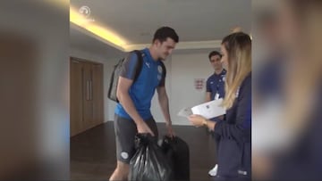 Maguire llega con bolsas de basura a las concentraciones