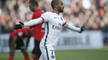 Lucas Moura lo celebra ante el Guingamp. 