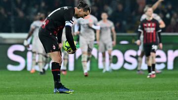 UDINE, ITALY - MARCH 18: Zlatan Ibrahimovic of AC Milan prepares to restart as players of Udinese Calcio celebrate during the Serie A match between Udinese Calcio and AC Milan at Dacia Arena on March 18, 2023 in Udine, Italy. (Photo by Alessandro Sabattini/Getty Images)