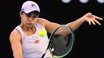 Ashleigh Barty ejecuta un revés cortado en el Open de Australia.