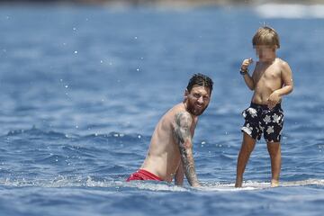 La familia Messi-Roccuzzo disfruta de unas id¨ªlicas vacaciones a bordo de un c¨®modo barco por las costas de las Islas Pitiusas.