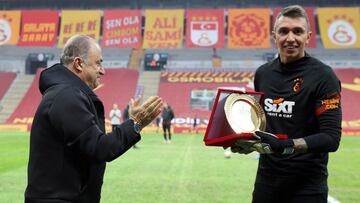 Muslera con su placa conmemorativa de los 300 partidos 