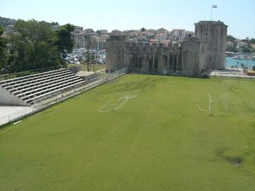 5 - Imagen del Igraliate Batarija de Croacia con uno de los monumentos al fondo.