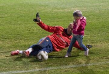 Reina jugando con su hija en un entrenamiento de la Seleccion Española.