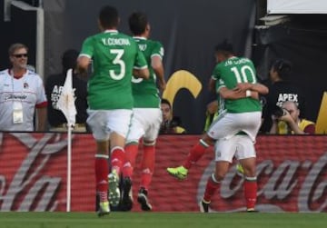 Javier 'Chicharito' Hernández celebra con Jesús Manuel Corona.