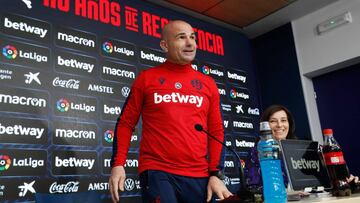 Paco L&oacute;pez a su entrada en la sala de prensa del Levante. 