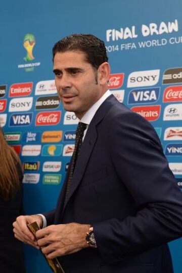 Fernando Hierro a su llegada para presenciar el sorteo que definirá los grupos del Mundial de 2014 en la localidad brasileña de Costa do Sauípe.