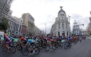 Primoz Roglic se quedó con el título en La Vuelta a España. El podio lo completó Alejandro Valverde y Tadej Pogacar. Superman López se llevó el premio de Supercombativo de la carrera y el Movistar Team de Nairo fue el mejor equipo. 