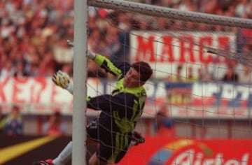 El primer derbi que disputó Iker Casillas fue el 30 de octubre de 1999, cuando entró al terreno de juego con el duelo sentenciado (1-3) por la expulsión del portero argentino Bizarri. En el partido de vuelta, el 19 de marzo del 2000, fue su primera titularidad con el Real Madrid en un derbi. El encuentro acabó 1-1, con goles de Morientes y Solari, que empató para los colchoneros.