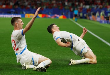 Celebración de Lukas Provod, jugador checo del S. K. Slavia Praga, durante el duelo frente a la selección de Portugal.