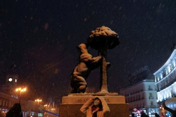 Durante todo el día ha caído una intensa nevada en Madrid que ha dejado estampas muy poco habituales en esta ciudad.