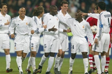 Jugadores del Real Madrid felicitan a Geremi.