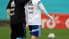 Sabella, con Lionel Messi en un entrenamiento de Argentina.