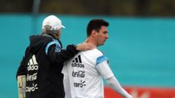 Sabella, con Lionel Messi en un entrenamiento de Argentina.