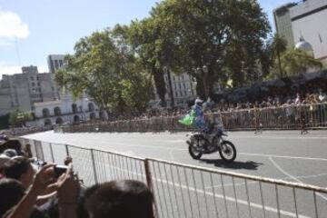 Aficionados saludan el paso de vehículos participantes en el Rally Dakar 2015.