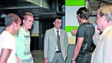 <b>CARAS LARGAS. </b>Los jugadores salieron descontentos de la reunión. Al tiempo, en las oficinas, cuatro plantas más arriba, el Murcia se lamentaba de que desoyeran la oferta.