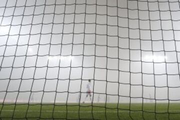 Esta la visión que tenía el portero del Marsella Steve Mandanda en el momento en el que se interrumpió temporalmente el partido de la liga francesa Niza-Marsella, a causa de  dos bombas de humo. 