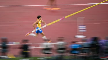 Sweden's athlete Armand Duplantis competes in the men's pole vault final during the World Athletics Championships in Tokyo on September 15, 2025. (Photo by Philip FONG / AFP)