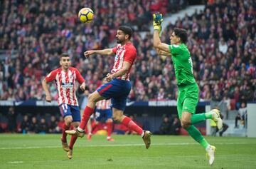 Diego Costa y Yassine Bounou 'Bono' 