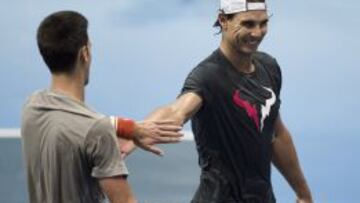 Djokovic y Nadal se saludan tras el choque.