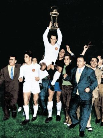 El 4 de septiembre de 1960, el Real Madrid ganó 5-1 al Peñarol en la final de la Copa Intercontinental. En la imagen, Zárraga es paseado a hombros por Herrera y Domínguez con la Intercontinental y luciendo el escudo de la UEFA en la camiseta. 