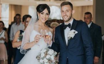 Lana y Maciej contrajeron matrimonio en el año 2018 y desde entonces no han parado de compartir de amor, aunque solo podemos verlo en las redes del futbolista, ya que ella tiene el perfil privado. Juntos tienen dos hijos: el mayor tiene dos años y el pequeño apenas tiene seis meses. 