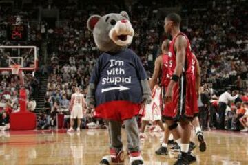 "Estoy con un estupido", se puede leer en la camiseta de la mascota de los Houston Rockets, mientras una flecha señala a Keyon Dooling, de los Miami Heat.