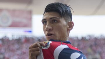 Alan Pulido se enfrasca con usuario de Twitter, 'jugador equis' lo llamaron