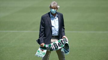 Real Betis&#039; Chilean coach Manuel Pellegrini poses at the Benito Villamarin stadium, during his presentation as new coach, in Seville on July 13, 2020. (Photo by CRISTINA QUICLER / AFP)