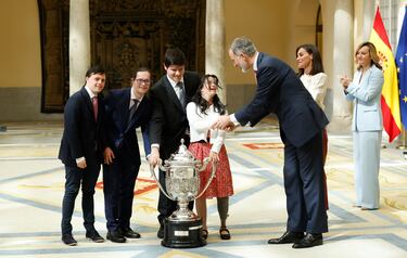 La Reina Letizia entrega el Premio Infanta Sofía a la actividad deportiva entre personas con discapacidad a la Fundación Síndrome de Down Madrid durante la entrega de los Premios Nacionales del Deporte 2022 en el Palacio Real El Pardo.