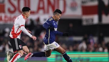 AME783. BUENOS AIRES (ARGENTINA), 09/07/2024.- Radamel Falcao García (d) de Millonarios controla un balón este martes, durante un partido amistoso entre Millonarios y River Plate, en el estadio Mâs Monumental, en Buenos Aires (Argentina). EFE/ Str