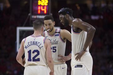  T.J. McConnell junto a Embiid y Simmons.