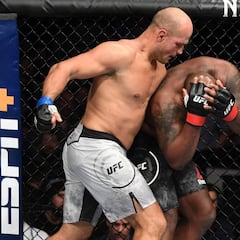 Dos Santos 'envía su candidatura al título' tras el KO a Lewis