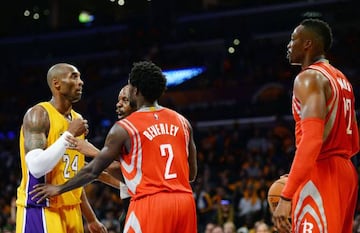 Kobe Bryant y Dwight Howard disctuten durante un partido entre Los Ángeles Lakers y los Houston Rockets