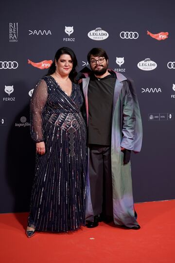 Los presentadores Coria Castillo y Brays Efe posan en la alfombra roja e la XI edición de los Premios Feroz.