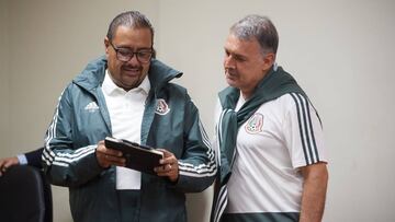 El director técnico del representativo absoluto estuvo pendiente del desempeño de los juveniles, justo antes de comparecer en conferencia de prensa.