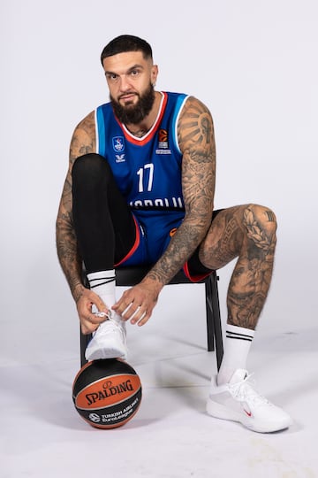 Vincent Poirier, tras fichar por el Anadolu Efes.