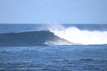 Ahmed Erraji practicando bodysurf en la ola gigante de La Santa (Lanzarote).