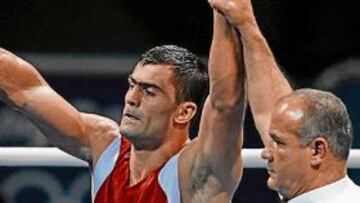 <b>CAMPEÓN. </b>El ruso Rakhim Chakhikeiv celebra el oro frente al italiano Clemente Russo.