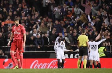 Real Madrid's French forward Karim Benzema (L) reacts to Valencia's opener during the Spanish league football match between Valencia CF and Real Madrid CF at the Mestalla stadium in Valencia on April 3, 2019.
