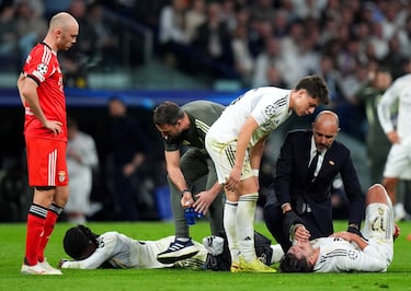 Tremendo susto tras el choque entre Eduardo Camavinga y Raúl Asencio. El defensa central se lleva la peor parte. Fue atendido por los servicios médicos que tras colocarle un collarín, es retirado en camilla. El árbitro aplicaba el protocolo para los golpes en la cabeza.