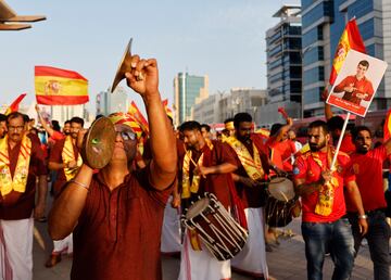 A falta de ocho días para el comienzo del Mundial de Qatar, el rojo y el amarillo de la bandera española dieron colorido a las calles del país. En la imagen, un grupo de aficionados con camisetas y bufandas de La Roja desfilan por las calles del Souq Waqif, un zoco de Doha popular por sus puestos con ropa tradicional, artesanías y recuerdos.  