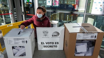 GRAF3854. PALMA DE MALLORCA , 07/02/2021.- Ciudadanos del Ecuador que viven en Mallorca votan en sus comicios generales este domingo en una de las mesas electorales ubicadas en el vel&oacute;dromo PalmaArena durante la jornada electoral ecuatoriana. EFE/C