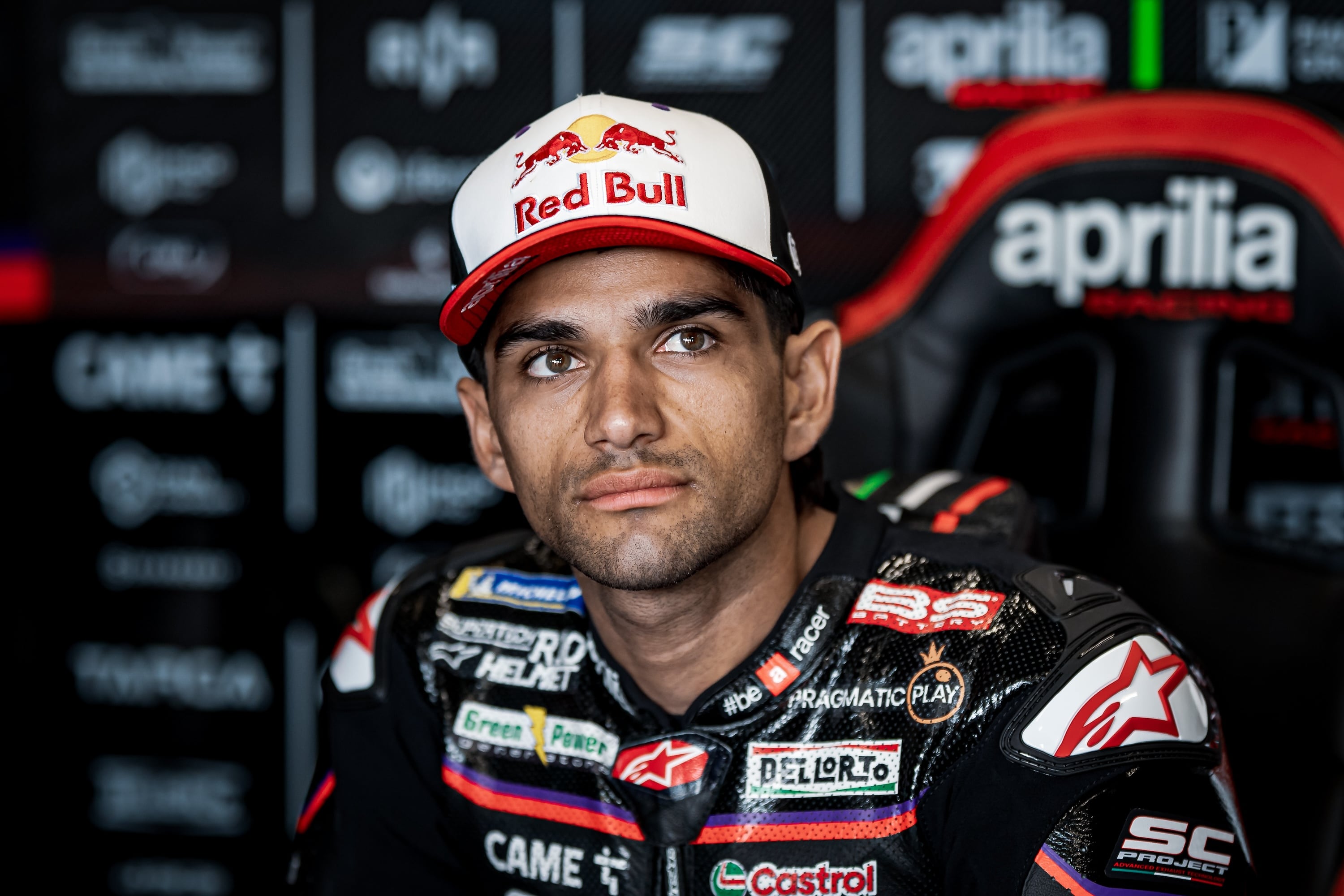 Jorge Martín en el box de Aprilia durante su regreso a MotoGP.